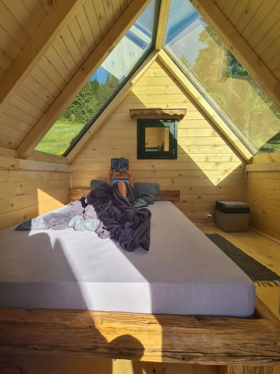 Postel nebo postele na pokoji v ubytování Eko Katun Bungalows Jelovica