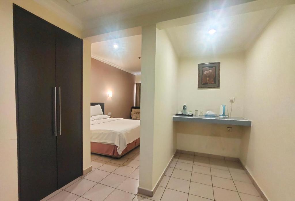 Postel nebo postele na pokoji v ubytování Megah D'aru Hotel