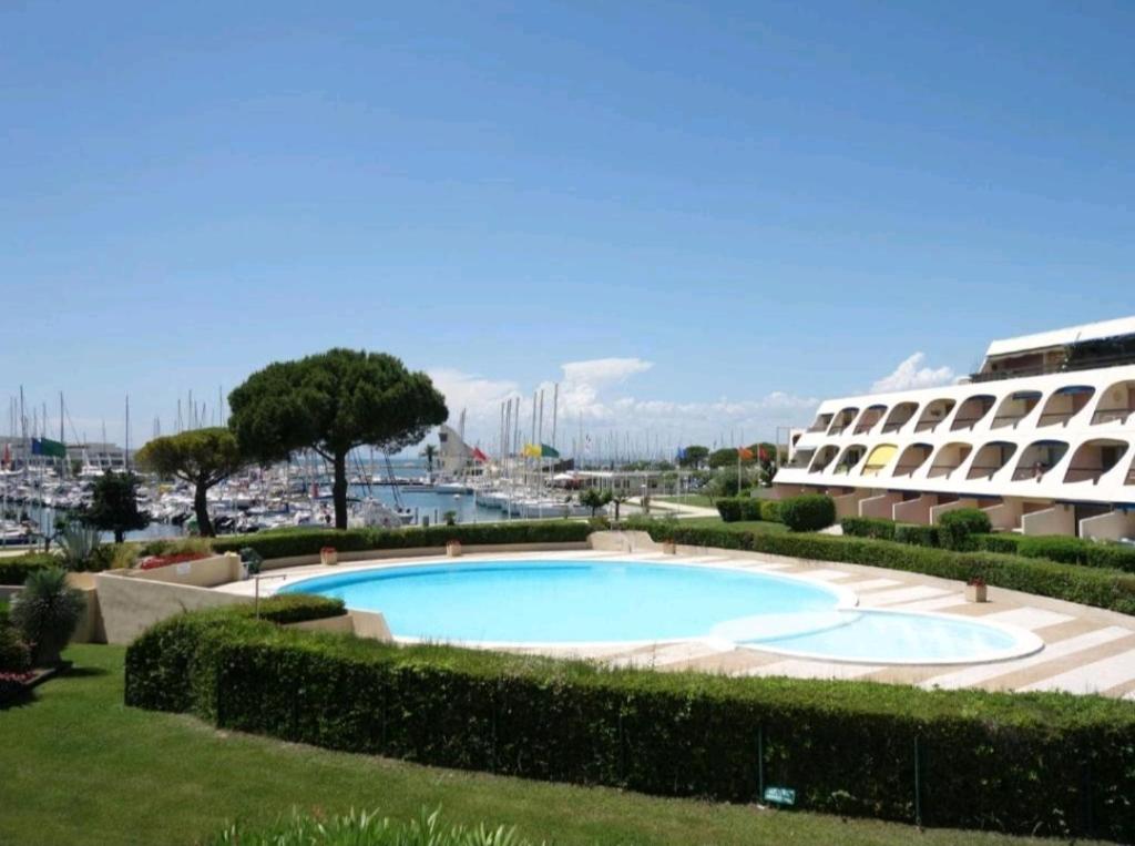 einem großen Pool vor einem Gebäude in der Unterkunft Superbe studio avec Loggia entre port et plage in Le Grau-du-Roi