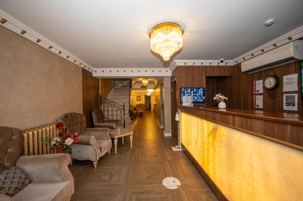 un hall avec un bar et des chaises dans l'établissement Hotel Melita, à Istanbul