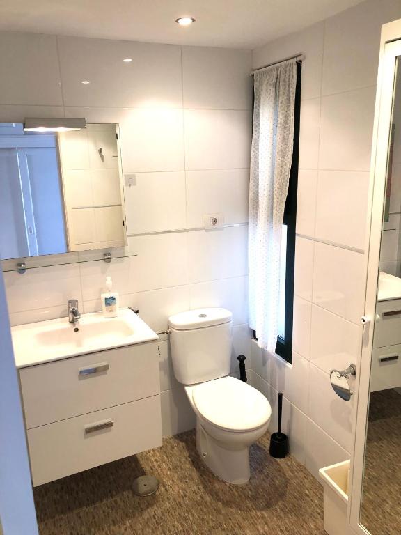 Koupelna v ubytování Casa Joe, cosy one bedroom apartment on popular complex with pool