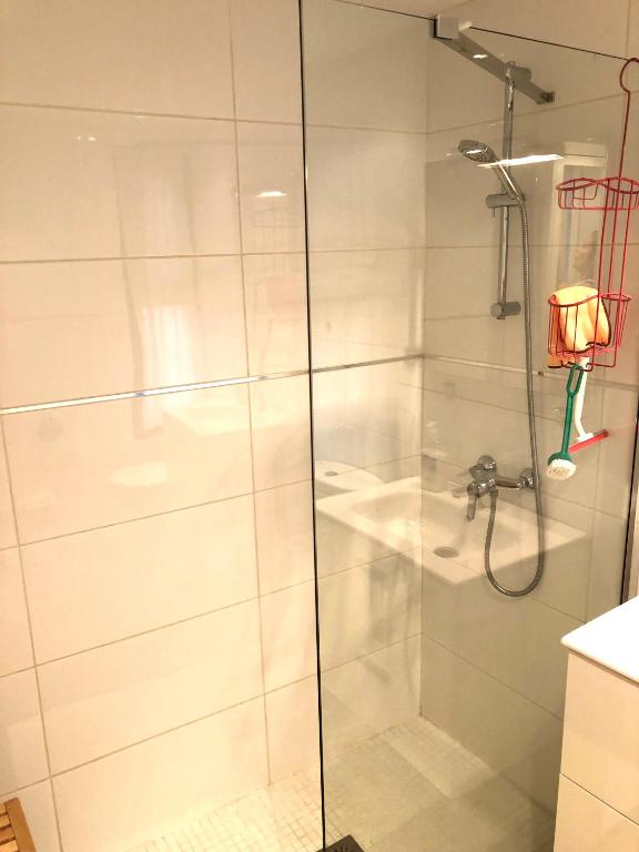 Koupelna v ubytování Casa Joe, cosy one bedroom apartment on popular complex with pool