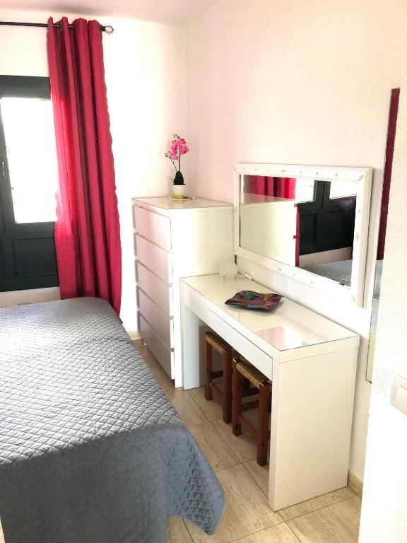 Postel nebo postele na pokoji v ubytování Casa Joe, cosy one bedroom apartment on popular complex with pool