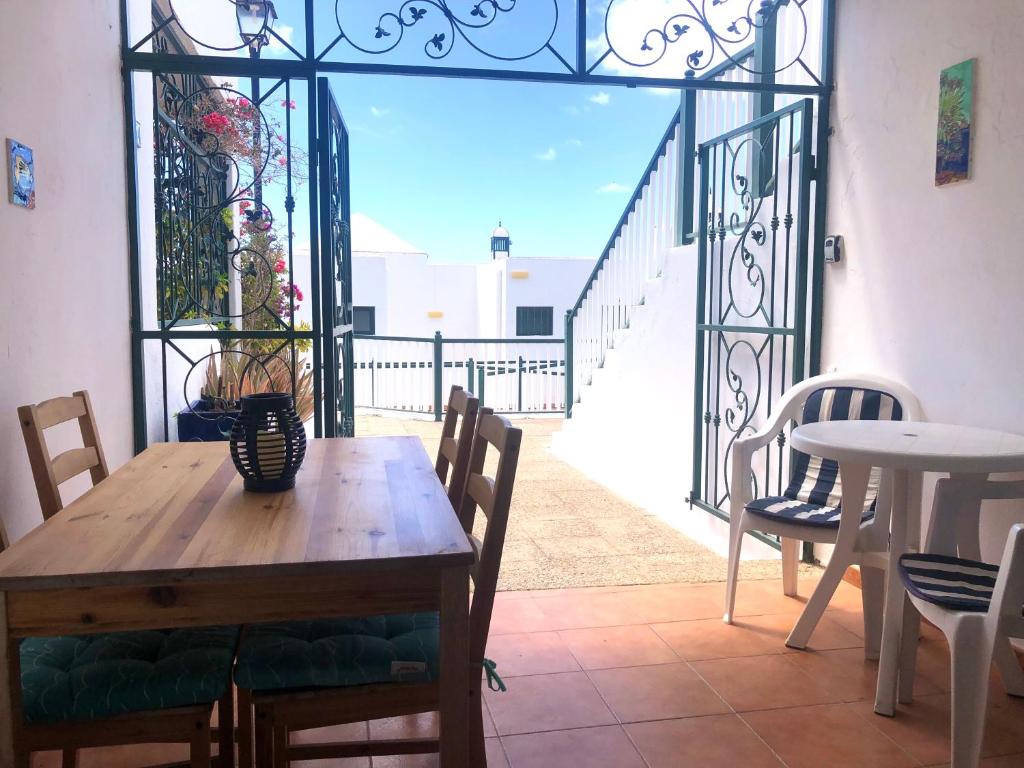 a dining room with a table and a balcony at Casa Joe, cosy one bedroom apartment on popular complex with pool in Tías