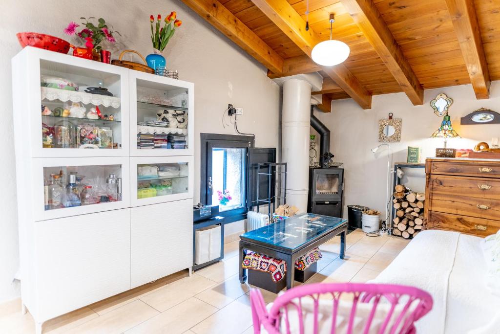 A kitchen or kitchenette at Apartament Cal Marinall