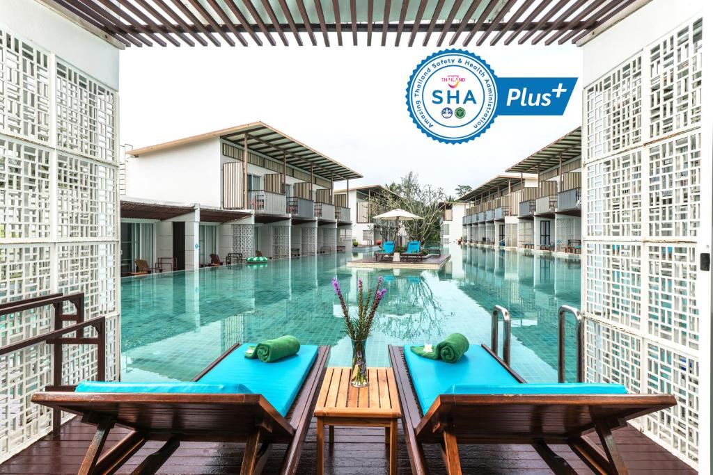 Blick auf den Pool in den Villen des Badeortes Phuket in der Unterkunft The Briza Beach Resort, Khao Lak SHA Extra Plus in Khao Lak
