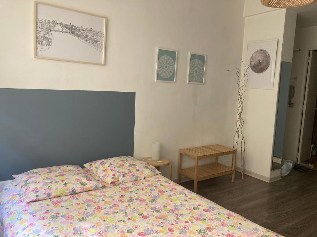 une chambre avec un lit avec une couette colorée dans l'établissement Studio Dragon avec gardien, à Marseille