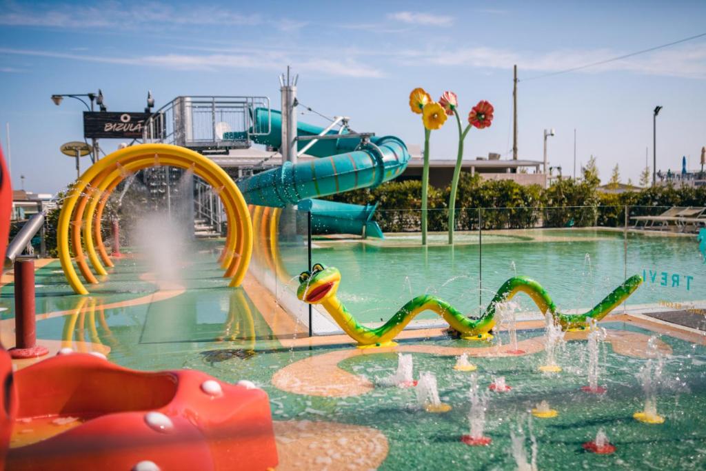 uma piscina com um parque aquático com um escorrega aquático em Hotel Trevi - Cattolica Family Resort em Cattolica