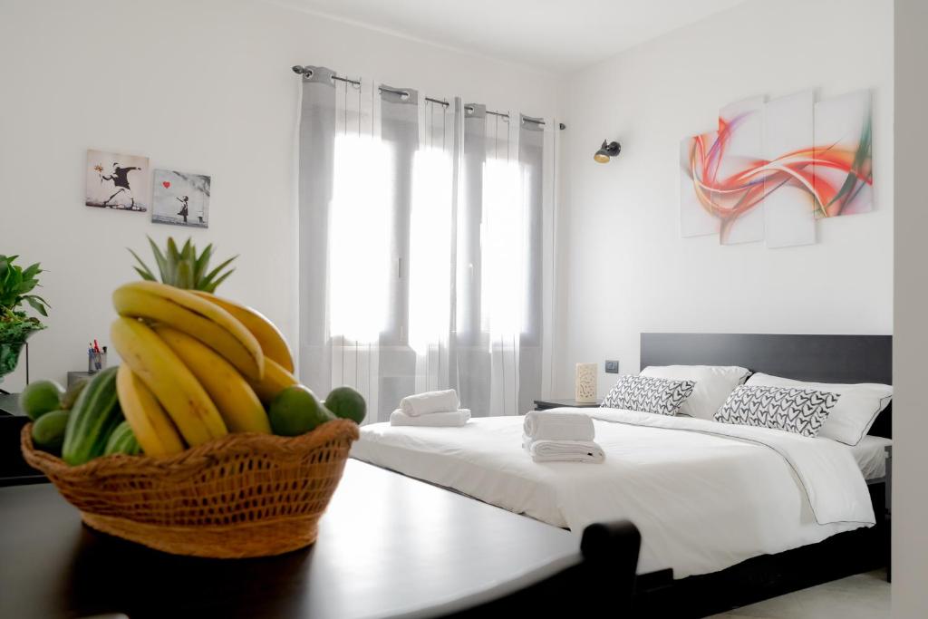 - une chambre avec un panier de bananes sur un lit dans l'établissement Brand New Studio with Garage - Close to the Beach, à Acquarica del Capo