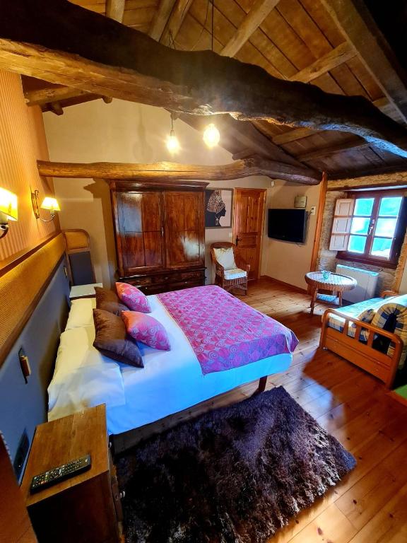 sypialnia z dużym łóżkiem w pokoju w obiekcie A Pontiga I Casa Rural w mieście Mezonzo