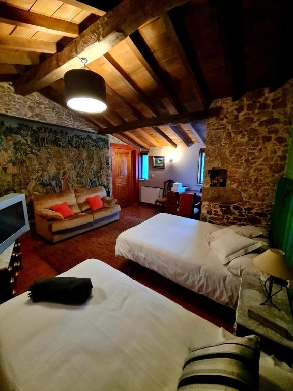 Łóżko lub łóżka w pokoju w obiekcie A Pontiga I Casa Rural