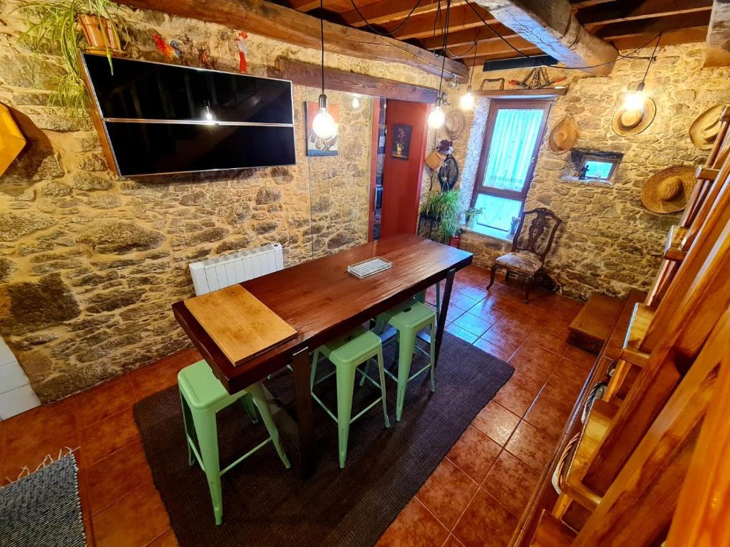 Telewizja i/lub zestaw kina domowego w obiekcie A Pontiga I Casa Rural