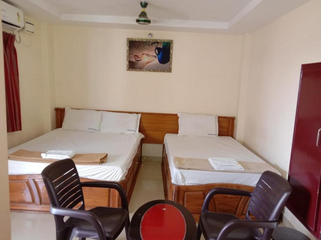 Postel nebo postele na pokoji v ubytování Shubhanga Residency
