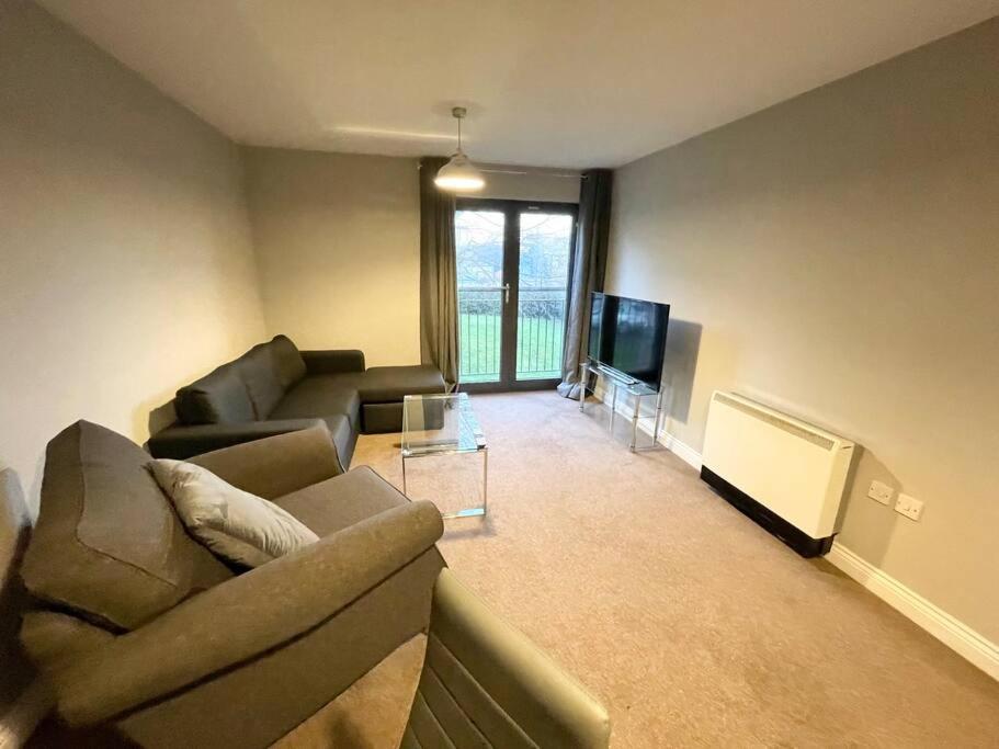 a living room with a couch and a television at BEST PRICE! Huge 1 bed Apartment, City Centre, Single Beds or Super King, Sofabed & FREE SECURE PARKING in Southampton