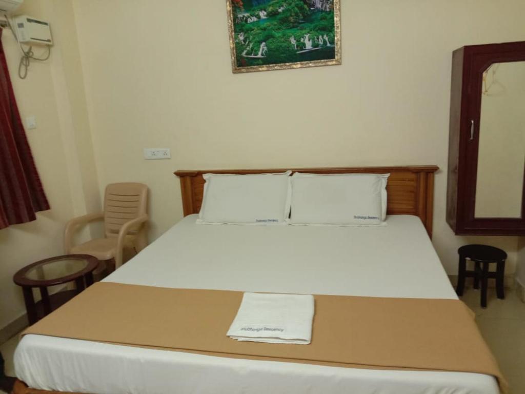 Postel nebo postele na pokoji v ubytování Shubhanga Residency