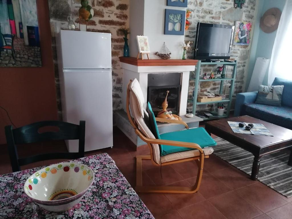 salon z krzesłem i kominkiem w obiekcie SUNRISEVIEw SUITE and Gallery w mieście Zagora