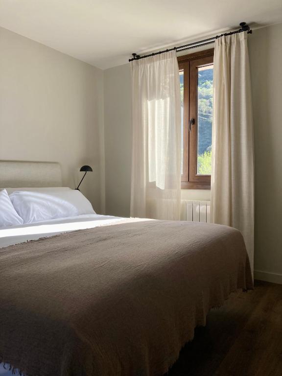 Postel nebo postele na pokoji v ubytování Les Nous Hotel