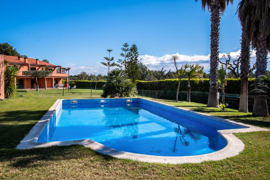 una piscina en el patio de una casa en Hole Eleven 10 Entre mar y montaña, en Bonmont Terres Noves