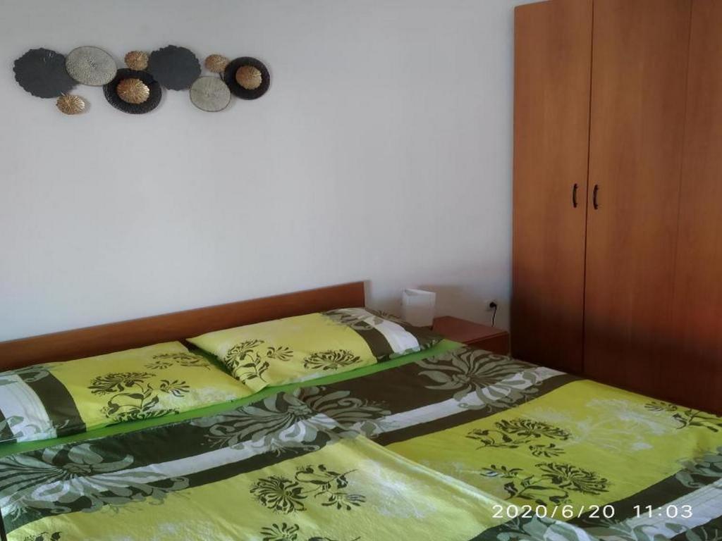 Łóżko lub łóżka w pokoju w obiekcie Apartmani Lucia Biograd