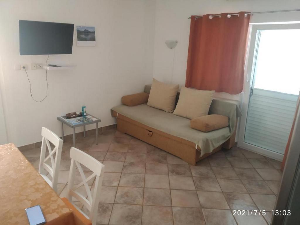 Telewizja i/lub zestaw kina domowego w obiekcie Apartmani Lucia Biograd