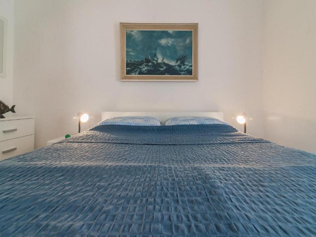 Łóżko lub łóżka w pokoju w obiekcie Apartmani Lucia Biograd