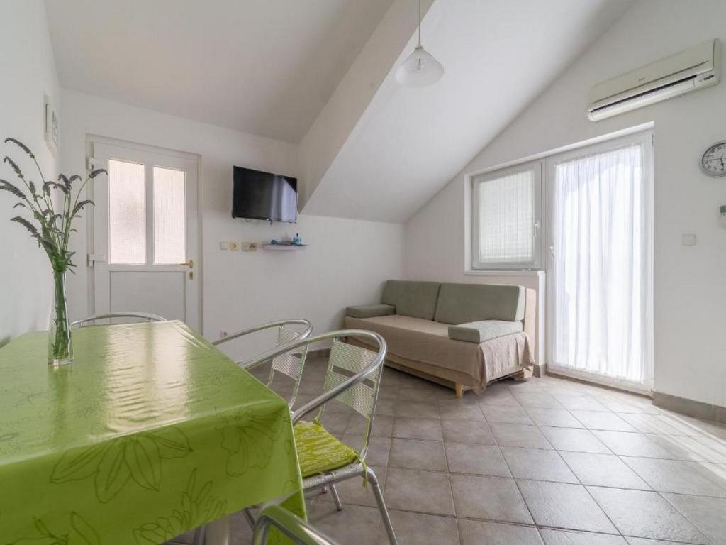 Telewizja i/lub zestaw kina domowego w obiekcie Apartmani Lucia Biograd