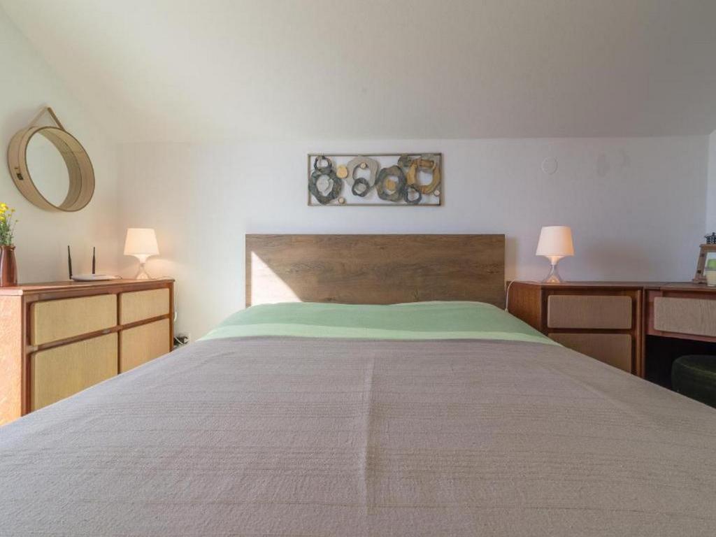 Łóżko lub łóżka w pokoju w obiekcie Apartmani Lucia Biograd