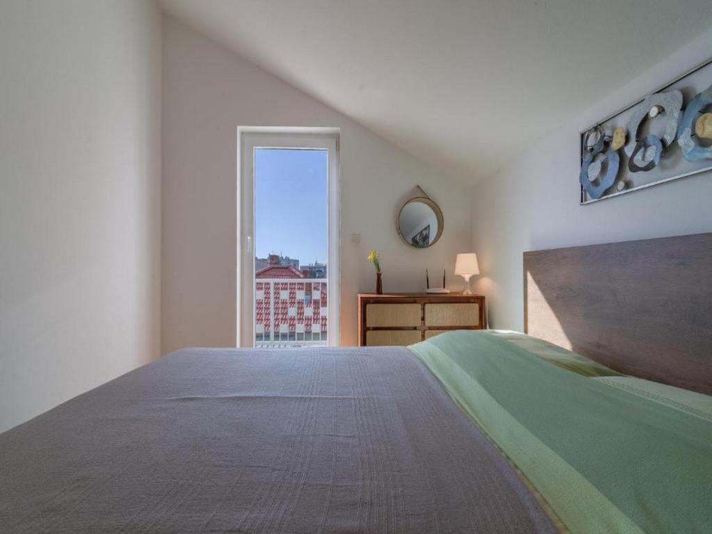 Łóżko lub łóżka w pokoju w obiekcie Apartmani Lucia Biograd