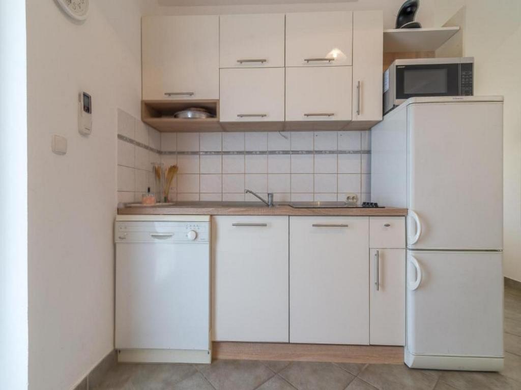 Kuchnia lub aneks kuchenny w obiekcie Apartmani Lucia Biograd