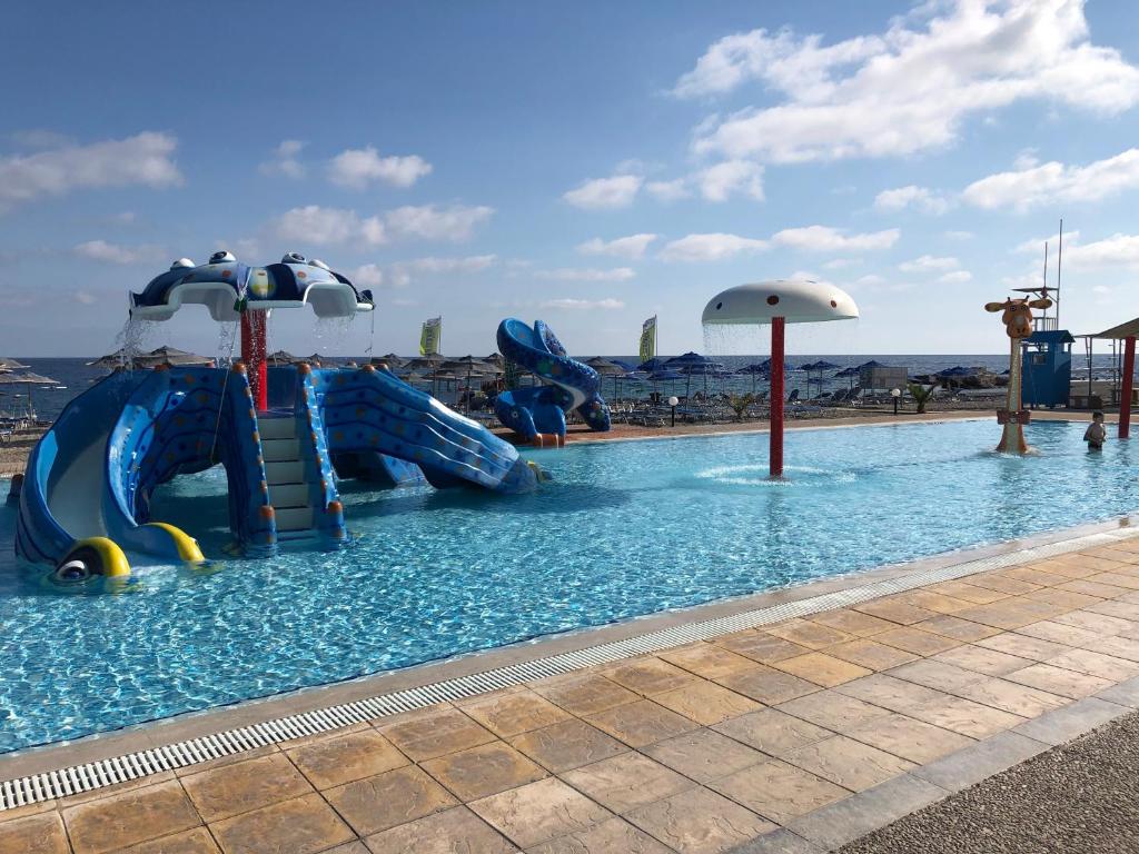 Bazén v ubytovaní Mare Blue Hotel alebo v jeho blízkosti