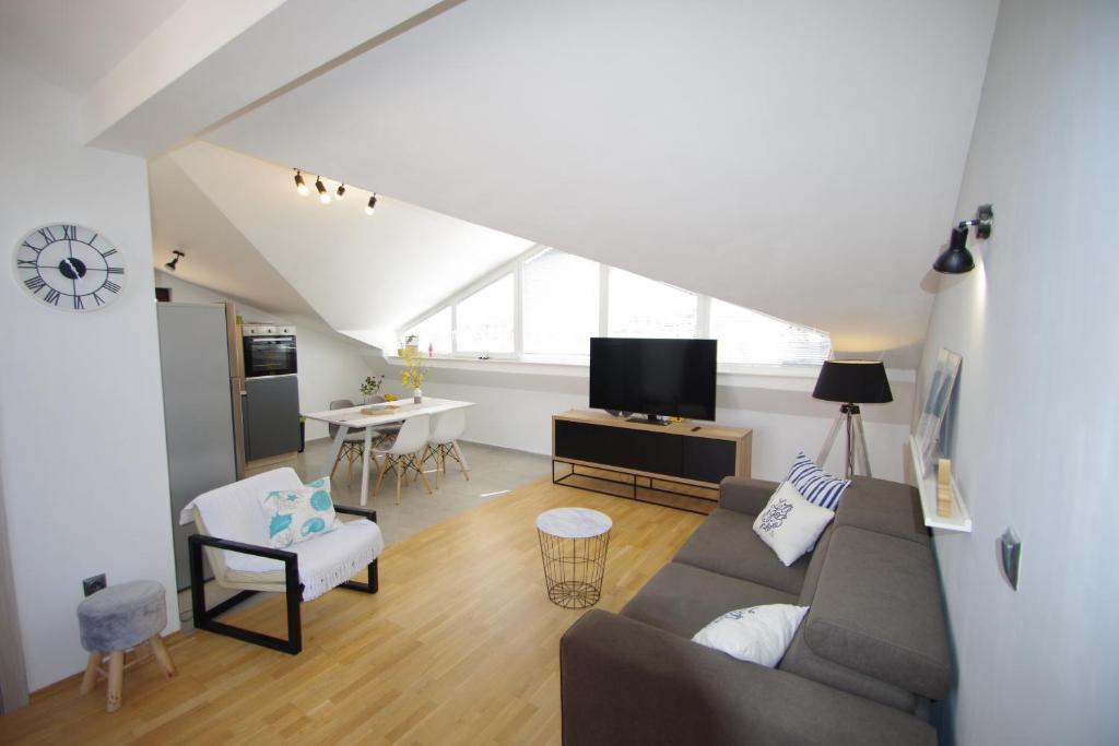 Televízia a/alebo spoločenská miestnosť v ubytovaní Apartman Luci