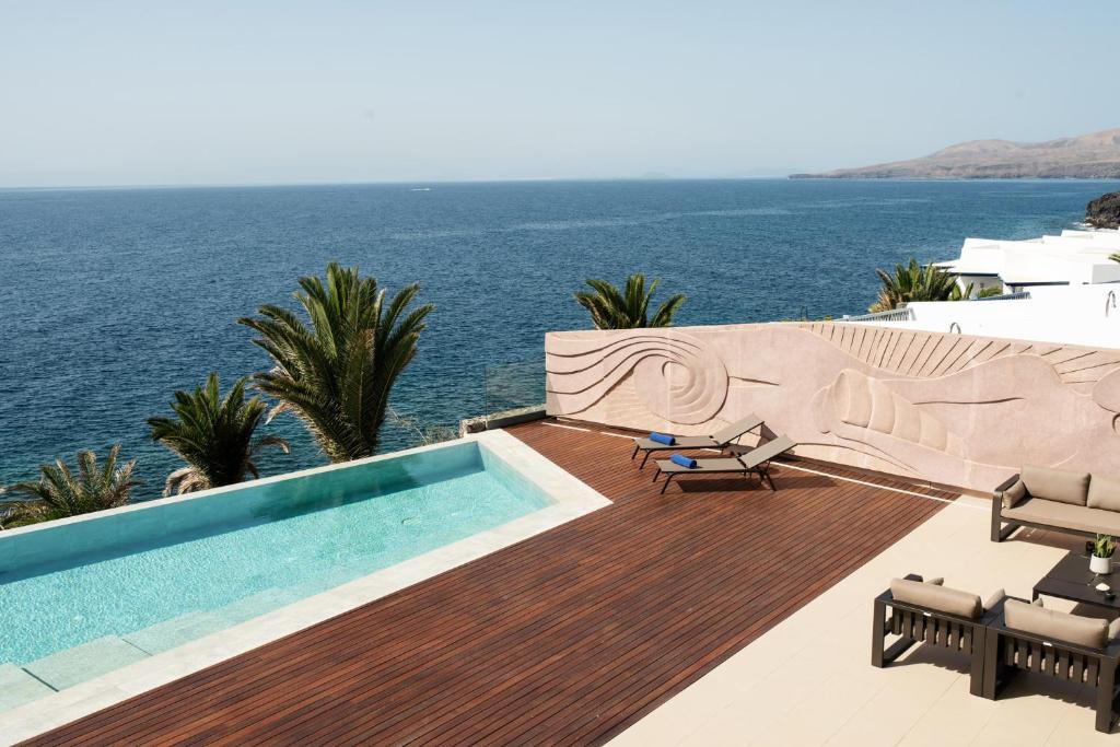 una piscina en una terraza junto al océano en SERENITY by Buenavilla, en Puerto Calero