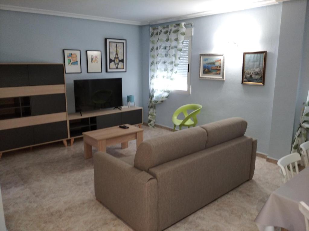 een woonkamer met een bank en een tv bij Maria Guerrero Cala Pinchosos in Cabo de Palos