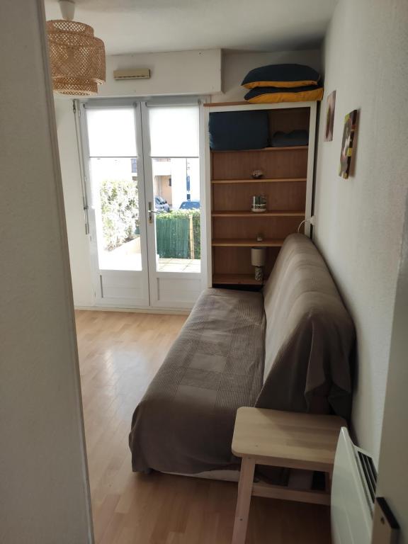 - une chambre avec un lit, une commode et une porte dans l'établissement Logement entier : appartement en résidence, à Les Sables-dʼOlonne