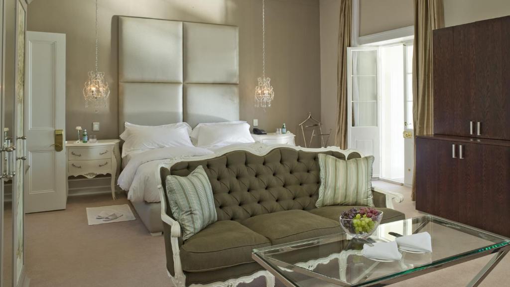 Dock House Boutique Hotel and Spa by NEWMARK客房内的一张或多张床位