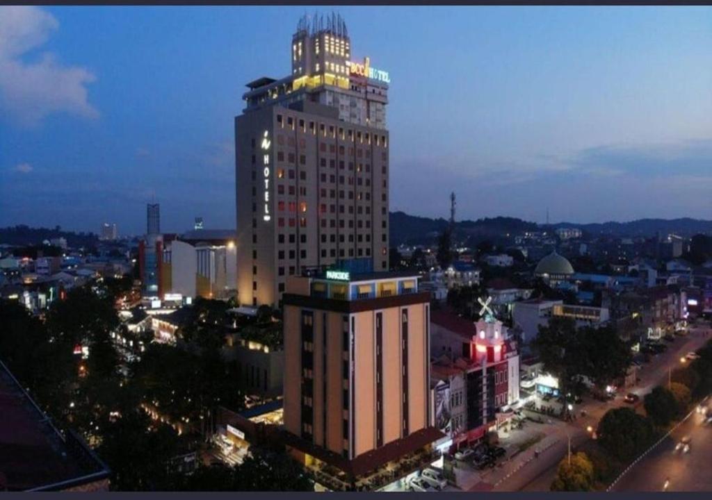 ナゴヤにあるSOVRANO HOTEL BATAM fka PARKSIDE SOVRANO HOTELの街灯が灯る高層ビル