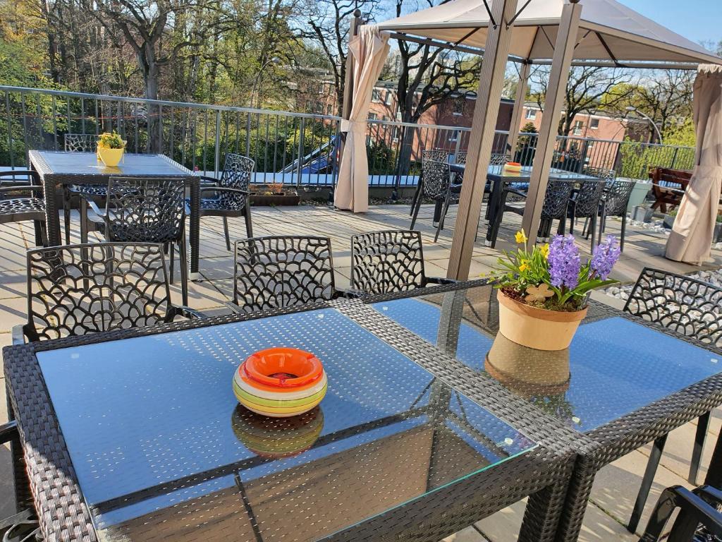 una mesa azul con platos en el patio en Gästehaus Hansa Residence, en Hamburgo