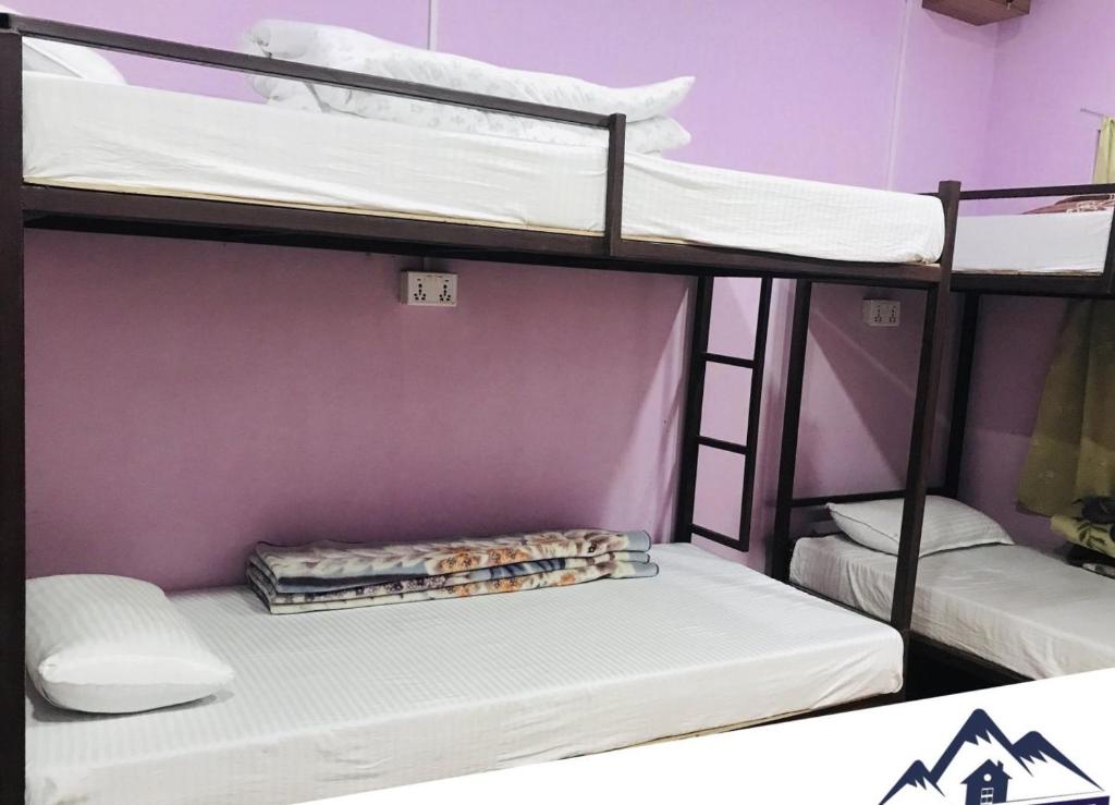 Letto o letti in una camera di Margik Backpackers Hostel