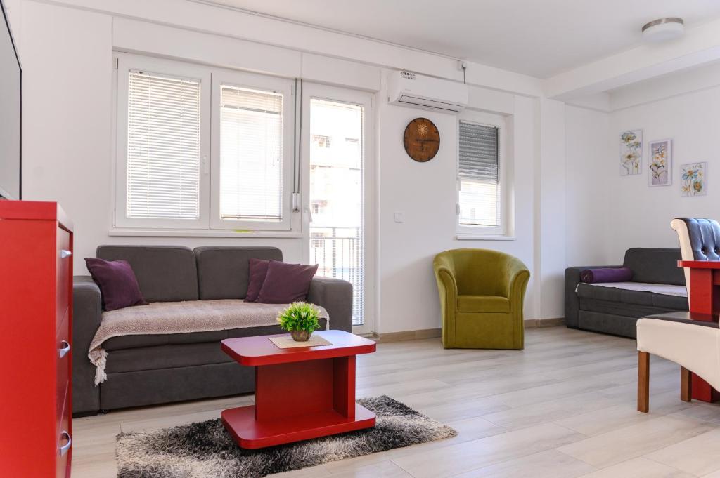 ein Wohnzimmer mit einem Sofa und einem Tisch in der Unterkunft Apartman Saga Premium Garaza Parking Vauceri Ne in Sokobanja