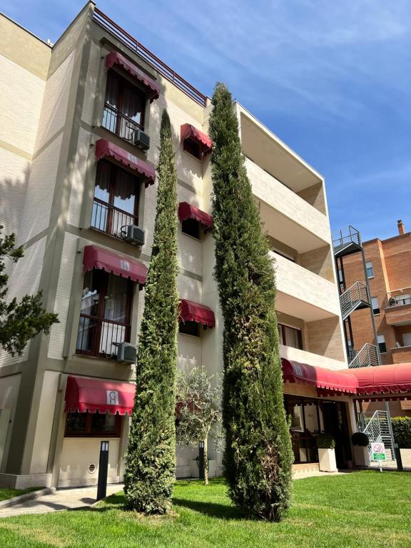 duas árvores em frente a um edifício em Gemelli Hotel em Roma