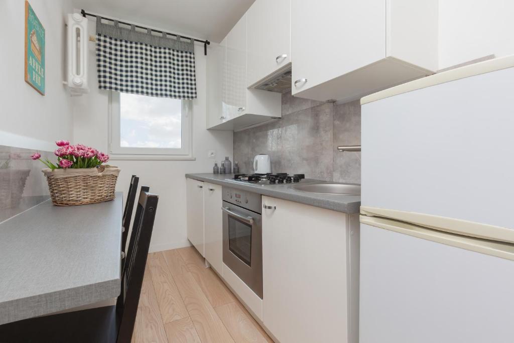 Kuchyňa alebo kuchynka v ubytovaní Apartment Praga Afrykańska by Noclegi Renters