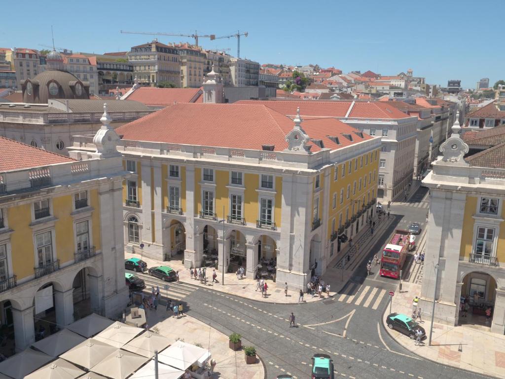 une vue aérienne sur une ville avec des bâtiments dans l'établissement Pousada de Lisboa - Small Luxury Hotels Of The World, à Lisbonne