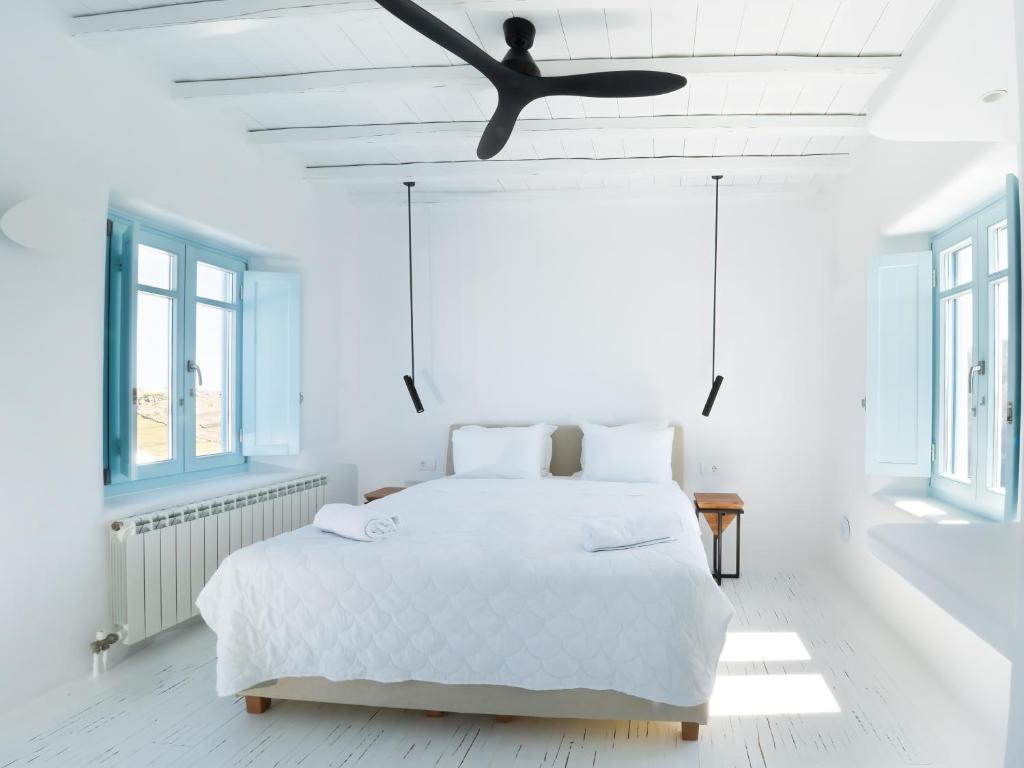 Postel nebo postele na pokoji v ubytování Mykonos AG Villas in Psarou beach