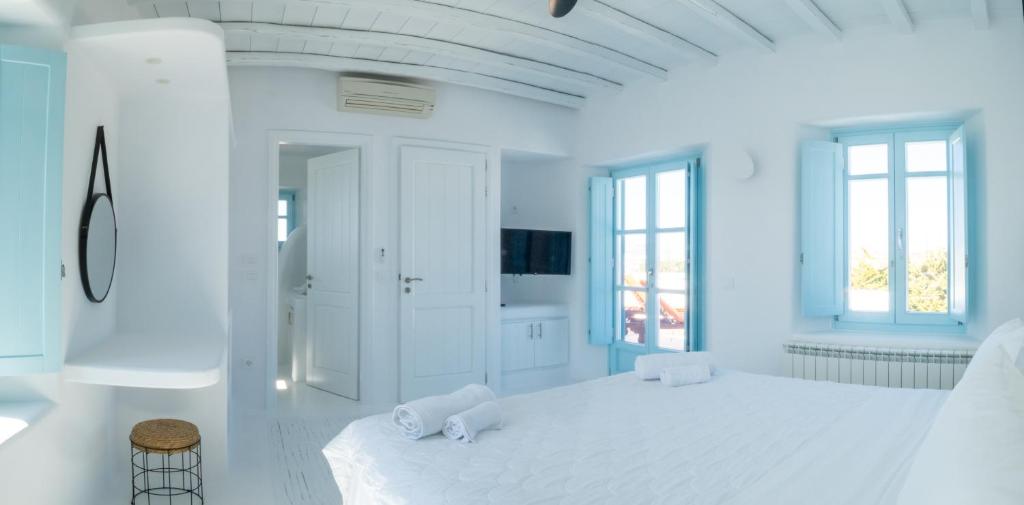 Postel nebo postele na pokoji v ubytování Mykonos AG Villas in Psarou beach