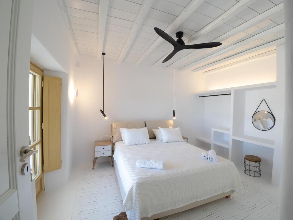 Postel nebo postele na pokoji v ubytování Mykonos AG Villas in Psarou beach