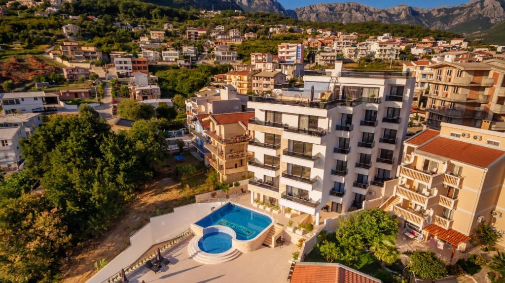 uma vista aérea de uma cidade com edifícios e uma piscina em Hotel MS em Šušanj