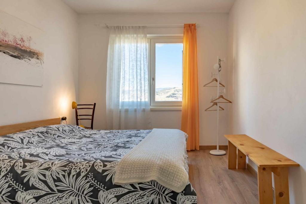 - une chambre avec un lit, une table et une fenêtre dans l'établissement Casa Anniva Nanno OSPITAR, à Tuenno