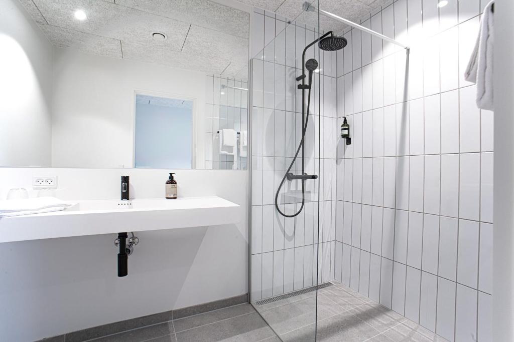Ett badrum på Hotel Djurhuus