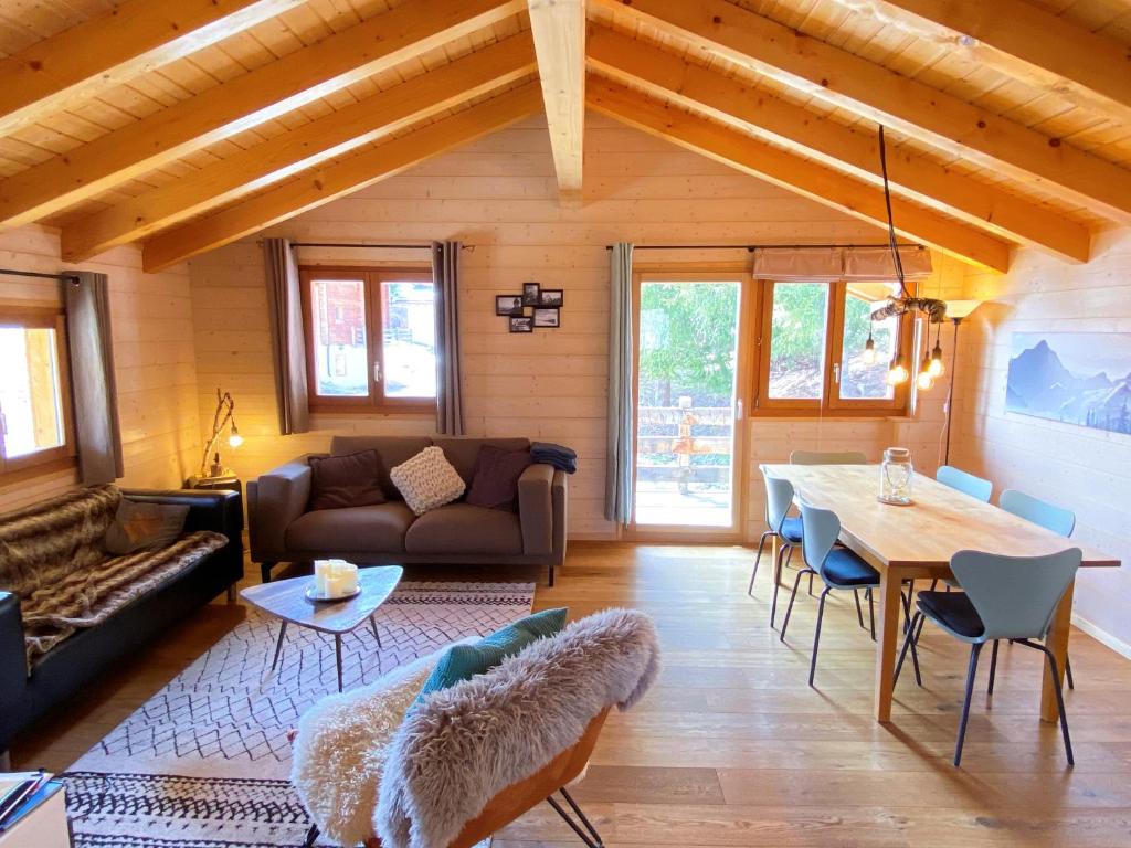 a living room with a couch and a table at 3-Schlafzimmer Chalet Eichhorn****, Saas Fee 1800m in Saas-Fee