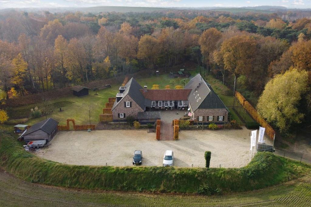 una vista aérea de una casa grande con un patio grande en B&B Hof van Eerde, en Eerde